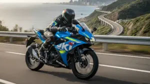海沿いのワインディングロードを力強く走行する青いGSX-R125に乗るライダーの姿