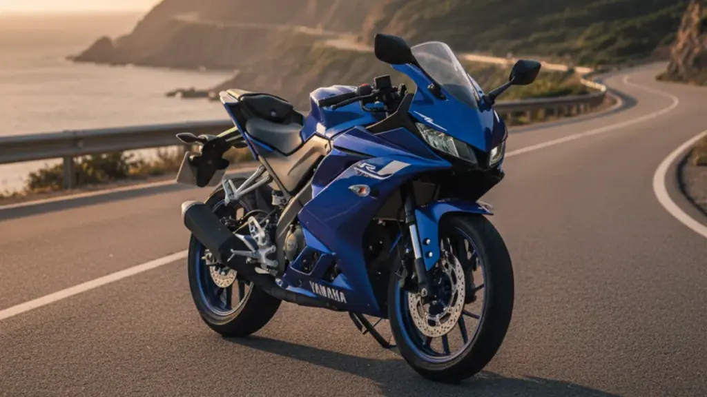 夕焼けを背景に海沿いのワインディングロードに停車する青いヤマハYZF-R125のスタイリッシュなバイク。
