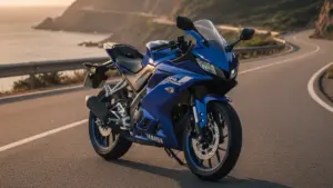 夕焼けを背景に海沿いのワインディングロードに停車する青いヤマハYZF-R125のスタイリッシュなバイク。