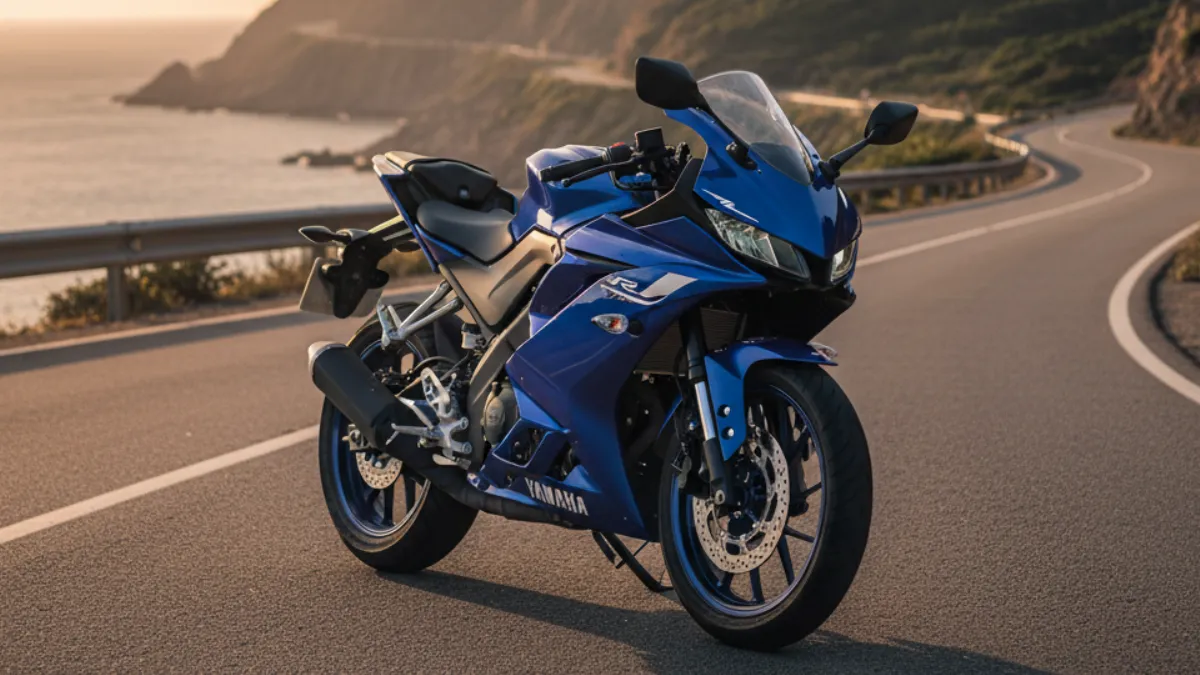 夕焼けを背景に海沿いのワインディングロードに停車する青いヤマハYZF-R125のスタイリッシュなバイク。